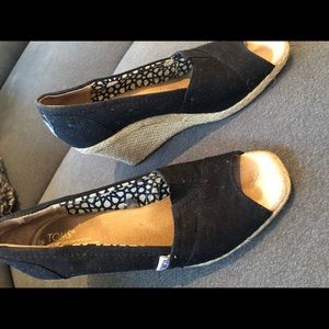 Tom’s, Black Wedges